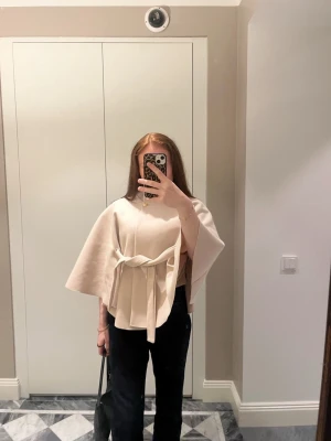 Rosa omlottkappa med bälte - Säljer min rosa kappa från Missäy. Den är i jättebra kvalité och är knappt använd. 