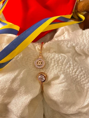 Armband med diamant  - Armbandet är i en fin blandning av Rosé champagne färg och är allergi vänlig, vatten tålig, slitstark och stål material. Justerbar i storlek , passar alla. Packas och skickas i en fin pressent påse i  röd sammet.