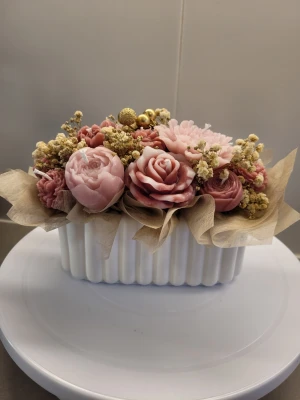 Ljus bukett i kruka - Handmade av mig både ljusblommor och kruka. Krukan är av gips. 