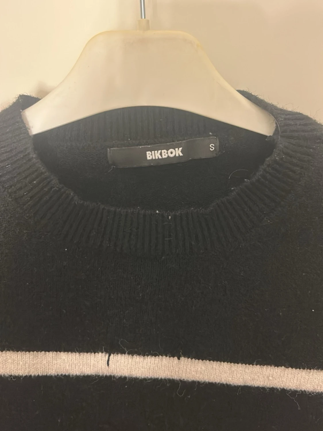 Svart stickad tröja med vita ränder Bikbok - 1