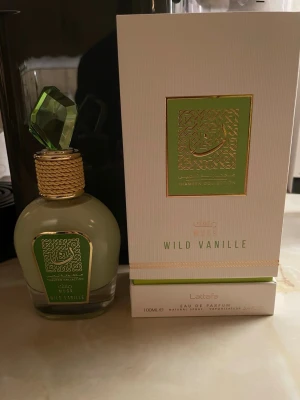 Lattafa Wild Vanille Musk Eau de Parfum - Från Thameen Collection, denna parfym har en volym på 100 ml och är tillverkad i Förenade Arabemiraten. Ingredienser: alkohol, vatten, parfym. Snygg design och perfekt för dig som vill sticka ut med något unikt. Endast testad