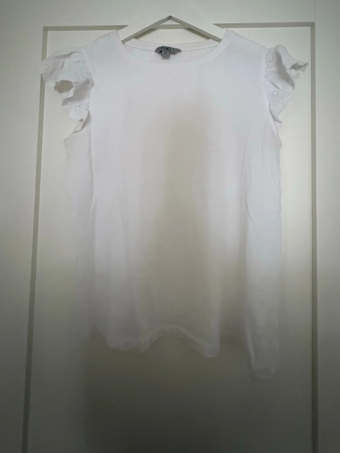 Vit blus med volangärmar från TIKI