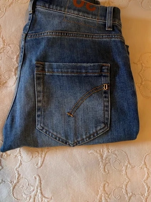 Blå Dondup mius - Säljer ett par klassiska blå jeans från Dondup med slim fit, Dondup loggan ser du på bakfickan och jeansen är i ett mycket bra skick 
