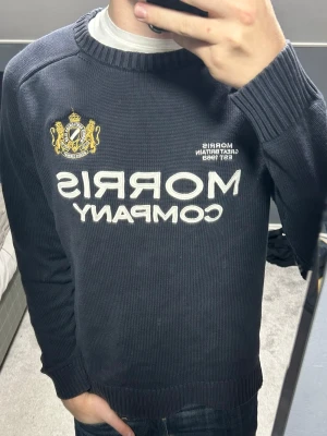 Mörkblå stickad tröja Morris  - Snygg Mörkblå stickad tröja från Morris utan några defekter i stl M. Hör gärna av dig vid nån fråga eller fundering. Priset kan såklart diskuteras✅✅✅