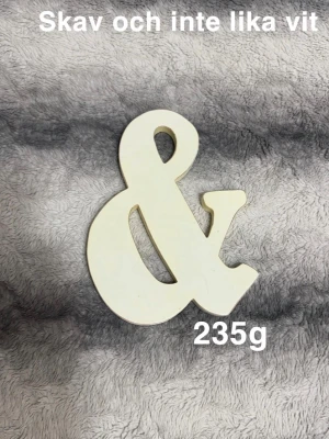 Prydnad - Går att sätta upp på väggen. Skav och inte lika vit.