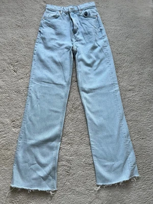 Ljusblå jeans från New Yorker - Jätte fina utsvängda jeans från new Yorker. Jag har aldrig haft på mig de💗