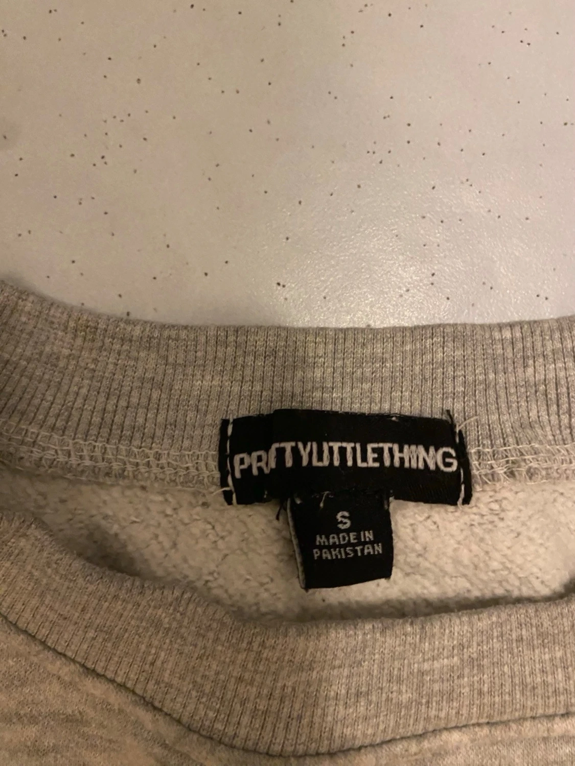 Grå sweatshirt från PrettyLittleThing - 3