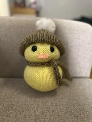 Gul stickad kyckling med brun halsduk och mössa - Säljer en söt gul handgjord kyckling med mössa och halsduk som går att ta av och på