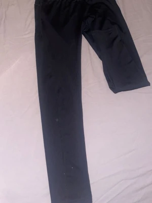 Svarta Freddy WR.UP sportleggings S - Säljer ett par svarta sportleggings från Freddy WR.UP i storlek S. De har hög midja och är gjorda i ett stretchigt syntetmaterial som sitter tight och formar snyggt. Perfekta för träning och har en diskret logga på höften.