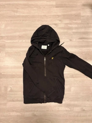Lyle & Scott  - Schyst lyle & Scott zip up, lite solblekt men märka knappt.