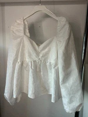 Vit blus - Säljer en vit blus från Bikbok i storlek M. Blusen är använd ungfår två-tre gånger så den är i bra skick! Jag köpte den för fullpris, alltså 500kr.