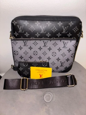 L V Axelväska  - Helt ny axelväska du får l v kort och påse 