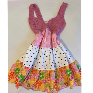 Virkad Sommar Klänning 🌸 Cottagecore Bomull - Virkmönstrad sommarklänning i cottagecore-stil, tillverkad i blandade bomullstyger 🌸 🎀 Virkad topp som skapar en mjuk, romantisk och feminin silhuett 🌸 Naturliga bomullstyger  🌸 Unik vintagekänsla &  design — iögonfallande, sällsynt och med stark visuell effekt 🎀 Flödande form som rör sig vackert och känns enkel och bekväm att bära Perfekt för: 🌸 Sommardagar 🎀 Semester & resor 🌸 Cottagecore/boho 🎀 Att sticka ut med något verkligen annorlunda 🧵 MATERIAL Skal 1: 95% bomull Skal 2: 100% bomull