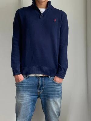 Ralph lauren stickad tröja  - Ralph lauren stickad halvzip med knappar. Toppenskick! Färgen är marinblå och storleken är M. Nypris är 2500 kr +