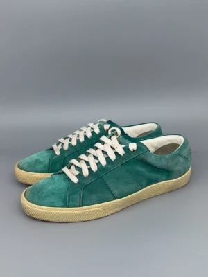 Saint Laurent Skor | 41 - Saint Laurent Skor i bra skick! Storlek 41 men passar även aningen större. Nypris: 7000kr. Kort samt extra skosnören från saint Laurent ingår! Hör av er vid funderingar 🙌