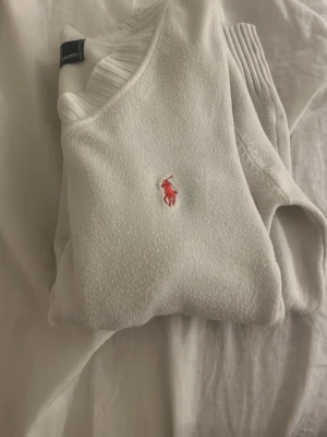 Vit stickad tröja från Ralph Lauren - Stickad tröja från Ralph lauren. Pris kan diskuteras. Storlek står inte men sitter som S / Xs