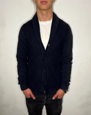 Blå Cardigan - Extremt snygg cardigan i perfekt skick | Strl - M | Skick - 10/10 | Nypris - ca 1200kr | Vid minsta lilla fundering är det bara att skriva!