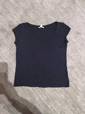 Marinblå linnen t-shirt  - Mörkblå T-shirt i linnentyg med en rund hals och korta ärmar. T-shirten är endast testad en gång. 