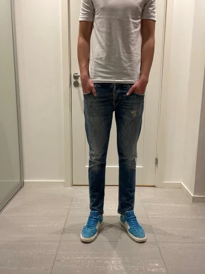 Dondup Jeans - Säljer nu dessa Dondup Jeans med snygga slitningar och färgstänk i populär design, skriv för fler bilder/frågor🙌🏼