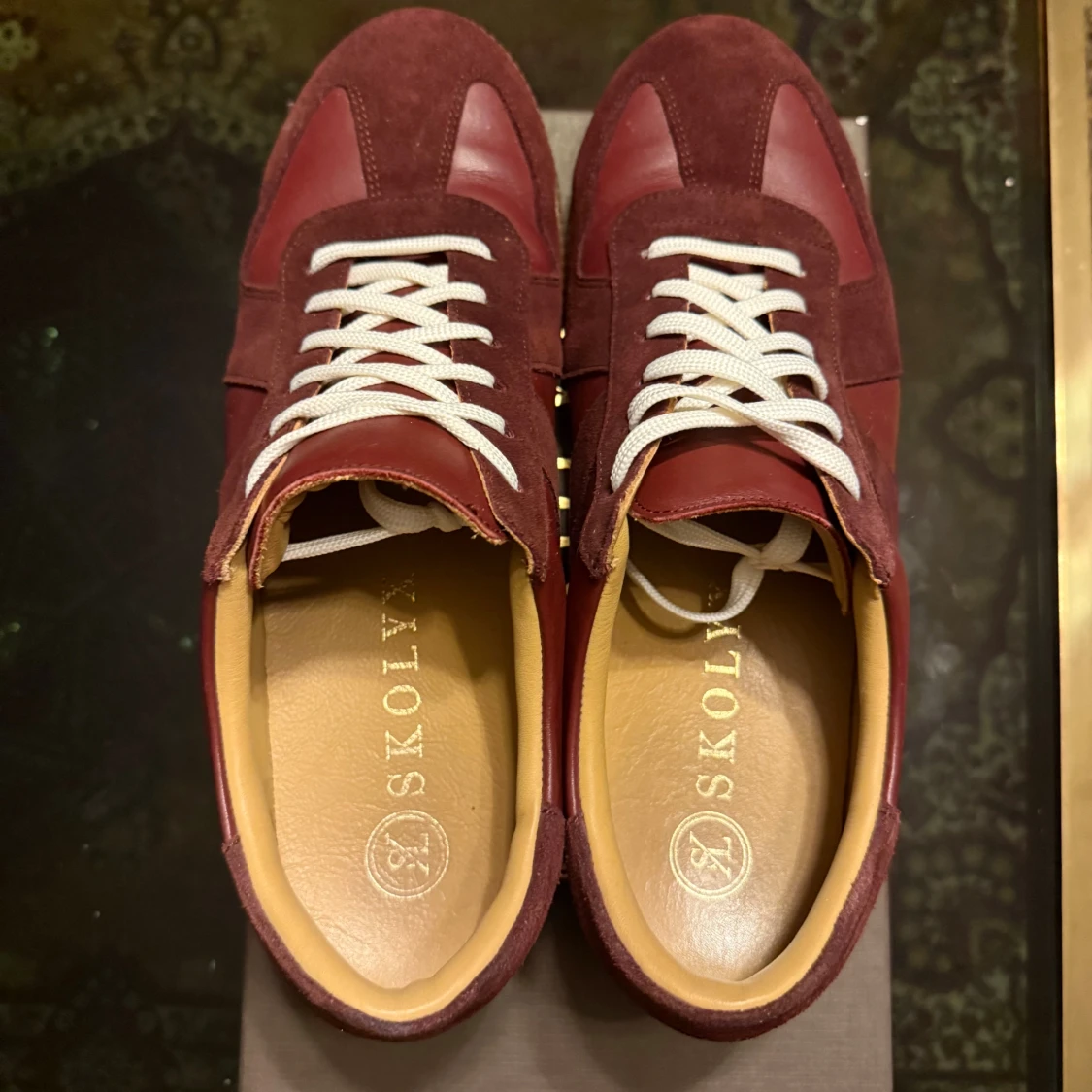 Vinröda sneakers från Skolyx - 2