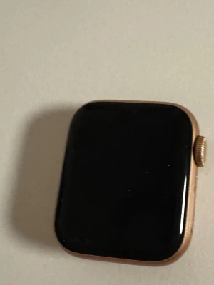 Apple Watch (guld, äldre generation) - Apple Watch i guldutförande. Skärmen och baksidan är hela men har repor som syns i vissa vinklar. Perfekt för dig som vill ha en smartklocka till ett bra pris. Funktioner som pulsmätning och notiser stöds.