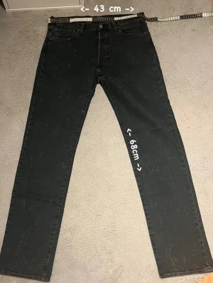 Levi Jeans 501 - Säljs då de inte kommer till användning! Storlek: W33 L34. Nypris 1200kr