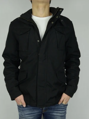 Woolrich Fieldjacket  - WOOLRICH FIELDJACKET  Storlek : M   Passform : Passar L   Användning : Jackan är i ett väldigt fint skick utan defekter  Nypris : Cirka 4000SEK  Modellen på bilen är 182CM och väger 75KG