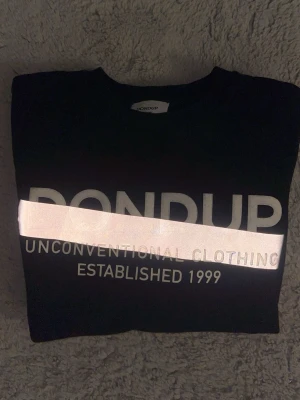 Sweatshirt från dondup  - Säljer en extremt snygg och unik tröja från dondup. Snygg reflex detalj. Bra skick. 