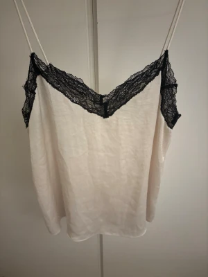 Spets topp - Jättefin spets topp från Mango. Storlek xs men passar också S💗💗