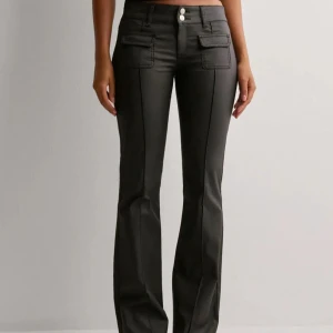 Svarta skinn bootcut jeans  - Säljer mina poplulära svarta skinn byxor ifrån Nelly pågrund av att de inte kommer till någon användning, de är i strl 32 men skulle säga att det fortfarande passar mig som är en 34. Det är slutsålda online / nypris 699kr🖤