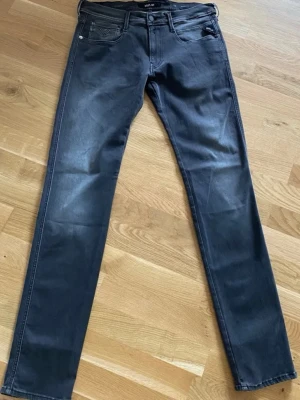 Replay Hyperflex svarta jeans - Snygga Replay Hyperflex jeans i svart med smal passform och klassisk femficksdesign. Jeansen har stretchigt material som ger grym komfort och rörelsefrihet.  Pris 499  storlek 31/34