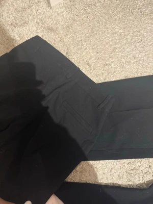 Svarta bootcut kostymbyxor från Nelly - Snygga svarta kostymbyxor från Nelly. Jag är 167 lång och de passar mig. Om ni vill se hur byxorna sitter på så är det bara att skriva. 💕