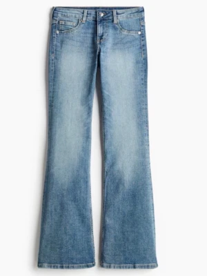 Bootcut ljusblå jeans - Säljer ett par low waist jeans i strl 32. Sitter jätteskönt och är jättefina! Säljer pga att dom är för små men ej andvända speciellt mycket vilket gör att de är i väldigt bra skick! Kom privat för mer bilder 💕