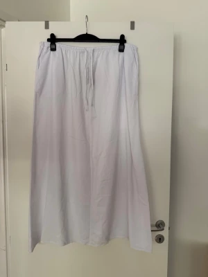 Långkjol vit  - Storlek XL. Aldorg använd. 