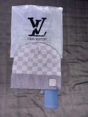 Grå rutig mössa - Hej! Det är bara skriva om du har frågor eller om du vill se mer bilder