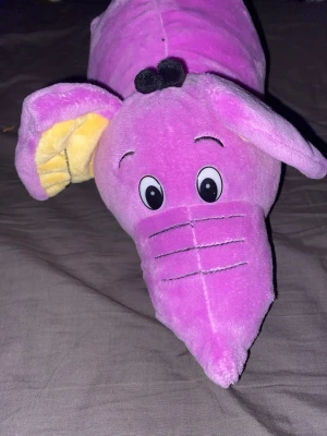 Gosedjur - Ursäkta kvaliten på bilderna saknar taklampa.   Halv stort gosedjur som man kanhända ut och in. Fick av en vän några år sedan tror Ullared. 