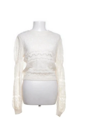 Vit stickad spetströja - Supersöt vit stickad spets tröja som är köpt från sellpy men säljer då den tyvärr inte kommit till användning. Pris kan diskuteras🩷
