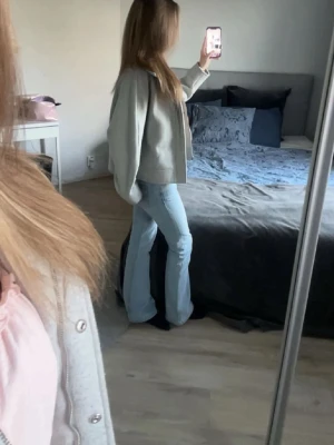 Lågmidjade ljusblå jeans  - Ett par snygga Lågmidjade jeans i ljusblå tvätt från lager157. Modellen low boot st xs  full length. Precis som de andra jag säljer i en mellanblå färg så kommer dessa inte till användning längre. De ger en klassisk retro vibe. 