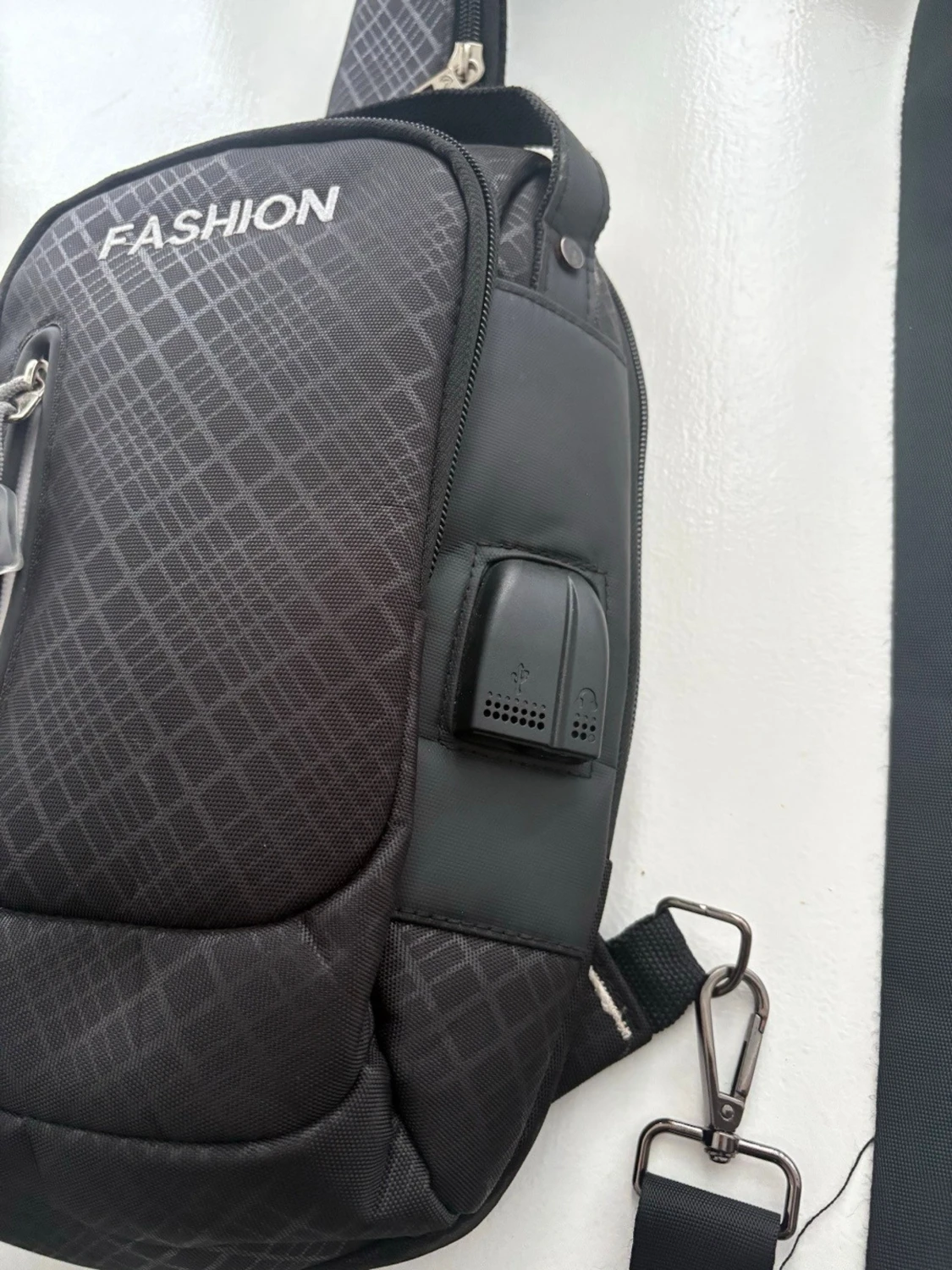 Svart axelväska med rutigt mönster - 1