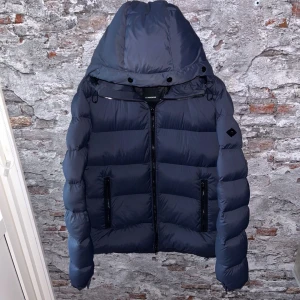 J.lindeberg Jacka - Mycket fint skick, inga defekter(skrynklig bara). Storlek S passar dig som är mellan 175-185cm ungefär. Nypris ca 4000kr. Modellen är 185 cm, 79 kg. Barry stretch nylon.  Passar bra nu till vintern. Skriv för mer information!🤝