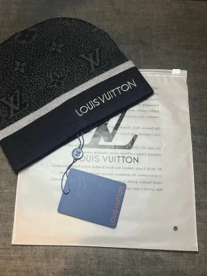 Louis V mössa - Säljer en helt ny Lousi V mössa. OG thight model. Allt på bilden ingår