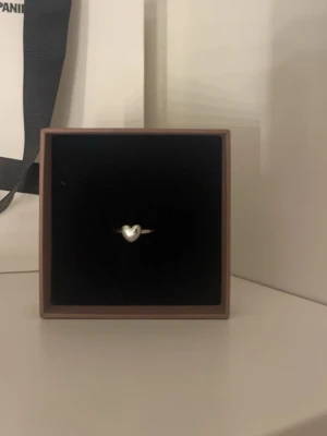 Silver ring från Edblad  - Silver hjärtring från Edblad. Super fin ring i silver som är använd få gånger. Säljer då jag blivit guldtjej. Storlek: 16.80