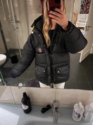 Fjällräven jacka - Priset är diskutabelt, nypris 10000! Skulle säga att den sitter som xs-m💘💘 Det är den gamla modellen som är betydligt tjockare och varmare än den nya modellen! Den har några lagningar som knappt syns, skriv för bilder❣️