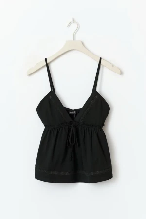 Svart topp - Jätte fin topp som köptes under sommaren för en resa. Kommer inte använda nu efter så därför den säljs! Super fin utan skador