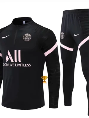 PSG x Nike svart träningsset - Säljer ett svart PSG träningsset från Nike med rosa detaljer. Setet består av en långärmad tröja med half zip och byxor, båda med PSG-logga och Nike swoosh. Materialet är syntetiskt och passar perfekt för fotbollsträning.