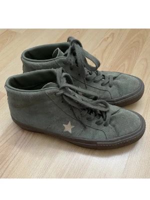 Gröna Converse One Star sneakers - Säljer ett par gröna Converse One Star sneakers i storlek 39