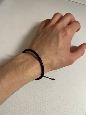Flätat armband  - Mycket fint skick. Oanvänt! Rekommenderar att köpa i Bundle med mina andra smycken!