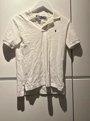 Vit pikétröja från Polo Ralph Lauren - Säljer en klassisk vit pikétröja från Polo Ralph lauren