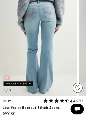 Low waist bootcut Stitch Jeans - Bootcut jeans i ljusblå tvätt från Nelly med låg midja. Jeansen är i storlek 34/XS Short. Dom är kortare i längden och passar om man är runt 160-165. Enda defekten är att dom är lite sönder nere vid foten men inte alls så att det syns. Köpte dom nya för 699.