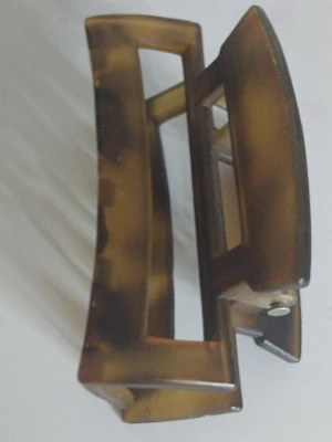 Brun hårklämma  - Säljer en brun hårklämma från Glitter som är 7.5 cm lång och använd fåtal gånger. Pris kan diskuteras🩷